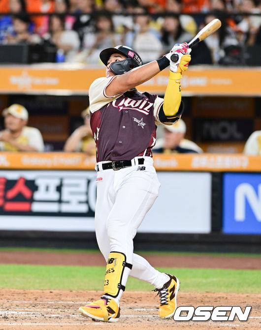 [OSEN=대전, 박준형 기자] 12일 오후 대전 한화생명볼파크에서 2025 신한 SOL뱅크 KBO 올스타전이 열렸다.13년 만에 대전에서 열리는 KBO 올스타전은 드림 올스타와 나눔올스타 대표로 나선 총 30명의 선수가 치열한 승부를 펼친다.8회초 KT 안현민이 솔로홈런을 날리고 있다. 2025.07.12 / soul1014@osen.co.kr