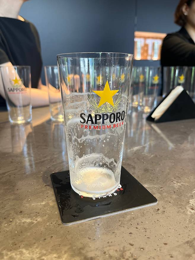 다 마신 퍼펙트 푸어 잔에 크림이 남아있다. 이정한 기자