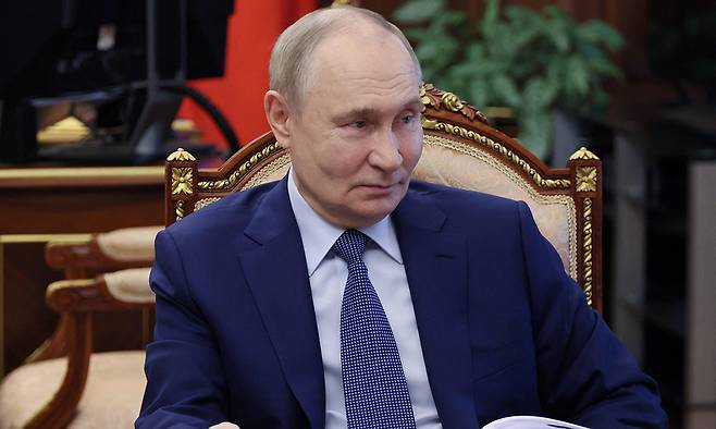 블라디미르 푸틴 러시아 대통령이 지난 10일(현지시간) 크레믈궁에서 교육 당국 관계자들을 소집해 회의를 주재하고 있다. AFP연합뉴스