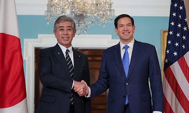 지난 1일, 마코 루비오 미국 국무장관(오른쪽)과 이와야 다케시 일본 외무상이 회담을 가진 모습 . AFP연합뉴스