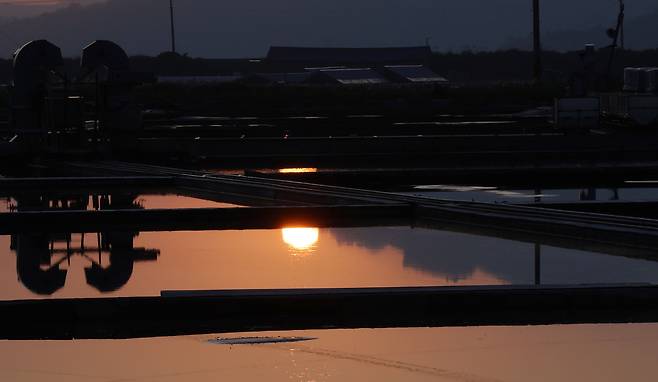신안군 도초도 염전 위로 해가 저물고 있다.