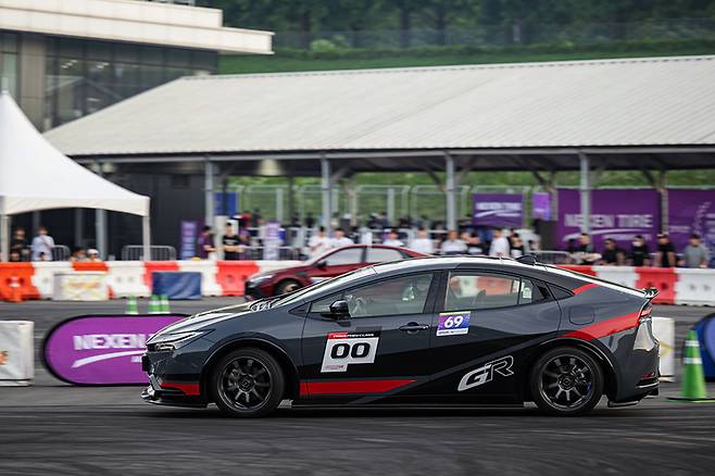 기대 이상의 선회 능력을 과시한 프리우스 PHEV. 사진: 정인성 작가(@웨이브진)