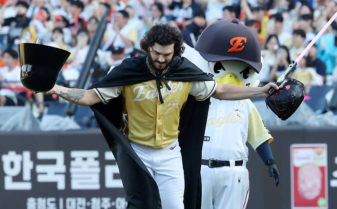 ‘스타워즈’ 다스베이더 분장을 한 한화 코디 폰세. 연합뉴스