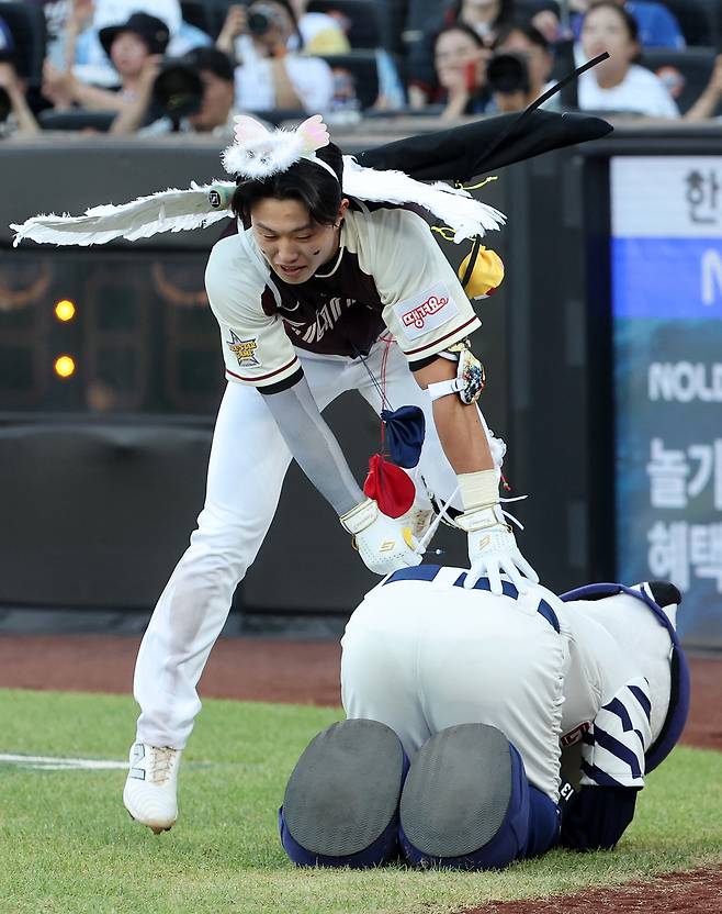 롯데 마스코트 윈지를 뛰어넘고 있는 롯데 전민재. 연합뉴스