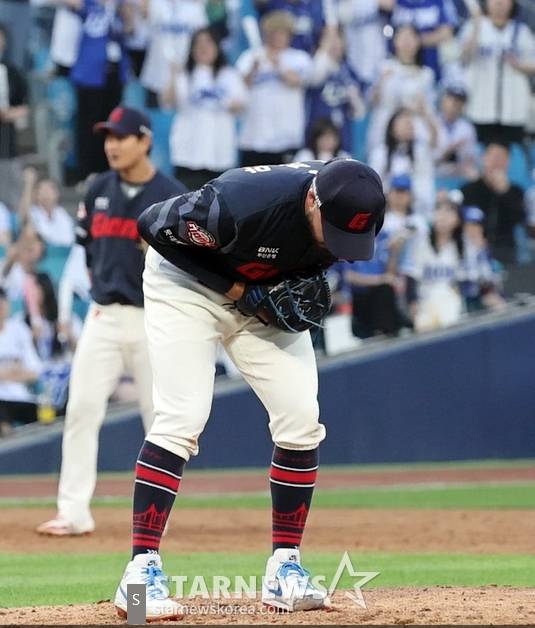 롯데 감보아가 투구 전 고개를 숙이고 있다. /사진=강영조 선임기자