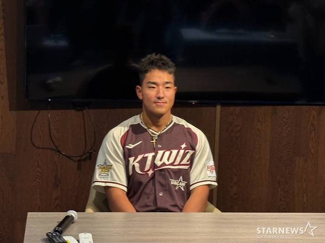 KT 안현민이 12일 대전 한화생명 볼파크에서 열릴 2025 신한 SOL Bank KBO리그 올스타전을 앞두고 취재진과 인터뷰하고 있다. /사진=양정웅 기자