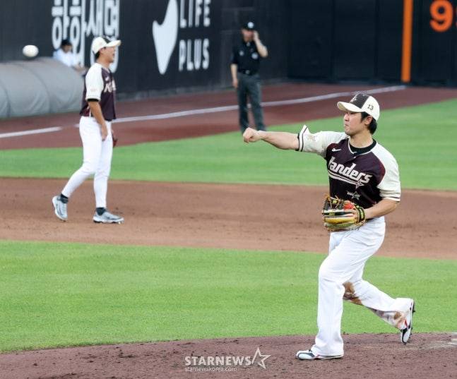 드림 올스타 최정이 12일 열린 2025 KBO 올스타전에서 2회말 마운드에서 투구하고 있다. /사진=강영조 선임기자