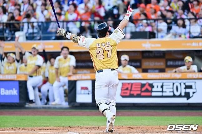 나눔 올스타 박동원이 12일 열린 2025 KBO 올스타전에서 1회말 2점 홈런을 터트리고 있다.