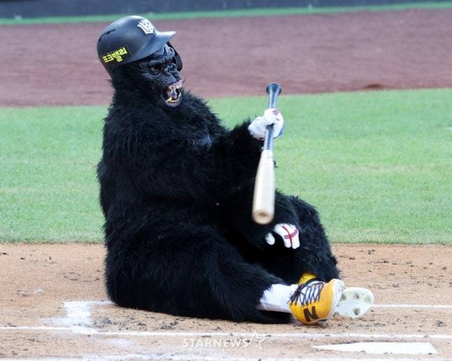 드림 올스타 안현민이 12일 열린 2025 KBO 올스타전에서 고릴라 분장을 하고 타석에 나왔다. /사진=강영조 선임기자