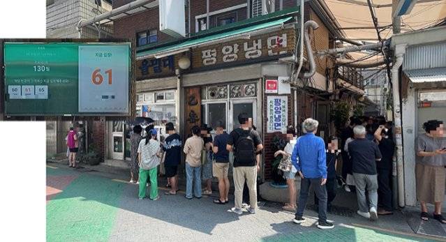 서울 낮 기온이 사상 최고 기록을 경신한 7월 8일 서울 마포구 을밀대(오른쪽)와 중구 우래옥 풍경.우래옥 대기 시스템에 ‘130팀’이 대기 중이라는 안내가 떠 있다. 이상윤