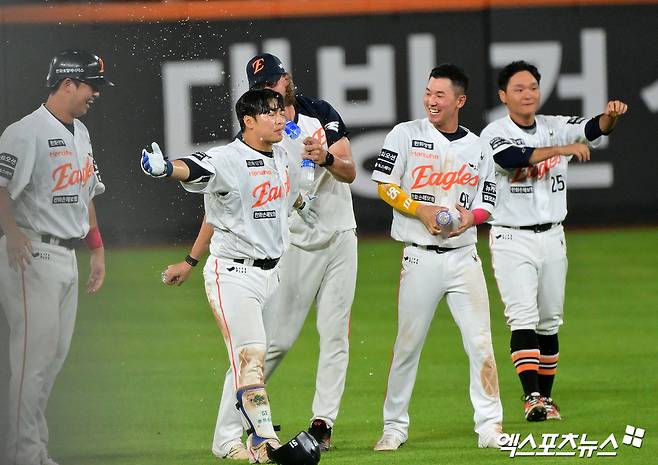 10일 오후 대전 한화생명 볼파크에서 열린 '2025 신한 SOL Bank KBO리그' KIA 타이거즈와 한화 이글스의 경기, 한화가 문현빈의 끝내기 안타에 힘입어 KIA에 3:2 역전승을 거두며 6연승을 기록했다.  끝내기 안타를 날린 한화 문현빈이 기뻐하고 있다. 엑스포츠뉴스 DB