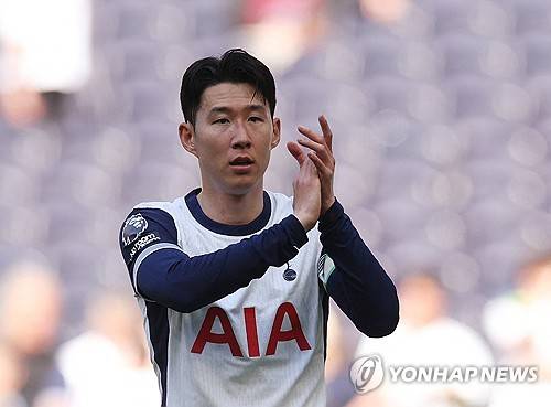 영국 매체 '미러'는 11일 토트넘의 2025-2026시즌 선발 베스트 11을 예상했다. 이때 매체는 손흥민이 주전 경쟁에서 밀려 베스트 11에서 탈락할 것으로 내다봤다. 매체가 예상한 토트넘의 새로운 베스트 11은 4-2-3-1 전형이었다. 굴리엘모 비카리오가 골문을 지키고, 페드로 포로, 크리스티안 로레모, 미키 판더펜, 데스트니 우도기가 백4를 구성한다. 3선은 로드리고 벤탄쿠르와 루카스 베리발이 맡는다. 연합뉴스