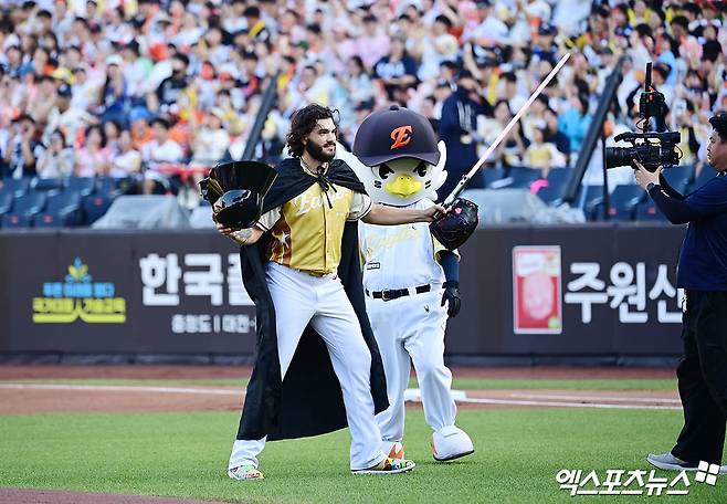 12일 오후 대전 한화생명볼파크에서 열린 '2025 신한 SOL Bank KBO 올스타전' 드림 올스타와 나눔 올스타의 경기, 나눔 선발투수 폰세가 다스베이더 퍼포먼스를 선보이며 마운드로 향하고 있다. 대전, 박지영 기자