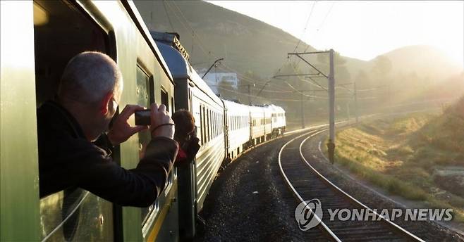 관광열차로 북한 여행하는 외국인 (서울=연합뉴스) 북한 국가관광총국이 운영하는 웹사이트 '조선관광'이 기차관광상품을 소개했다. 2019.5.10 nkphoto@yna.co.kr