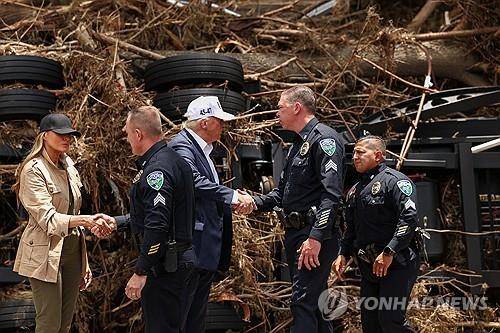 미 텍사스주 커 카운티 홍수 피해 현장 찾은 트럼프 대통령 부부 [로이터=연합뉴스 재판매 및 DB금지]