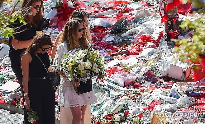 안필드에 마련된 추모공간을 찾은 조타의 아내  [EPA=연합뉴스]