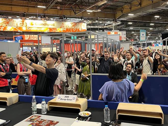 프랑스 어메이징 페스티벌에서 팬들과 사진을 찍는 주동근 작가 [작가 제공. 재판매 및 DB 금지]