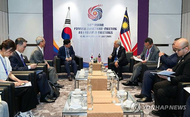 말레이시아 외교부 사무차관과 면담하는 박윤주 차관 (서울=연합뉴스) 박윤주 외교부 제1차관이 11일 오전 쿠알라룸푸르에서 열린 제15차 동아시아정상회의(EAS) 외교장관회의에서 암란 모하메드 진 말레이시아 외교부사무차관과 면담하고 있다. 2025.7.11 [외교부 제공. 재판매 및 DB 금지] ksm7976@yna.co.kr