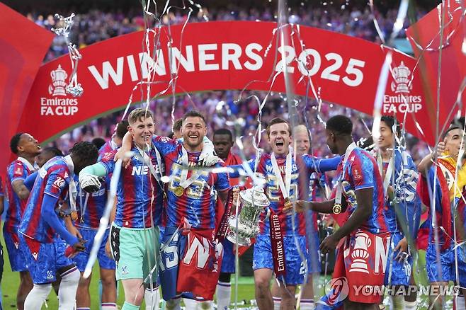 FA컵 우승을 축하하는 크리스털 팰리스 [AP=연합뉴스]