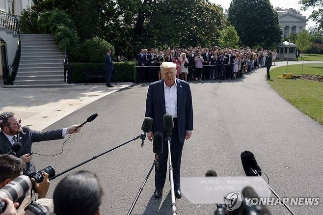 취재진과 문답하는 도널드 트럼프 미국 대통령 [워싱턴 EPA=연합뉴스. 재판매 및 DB 금지]