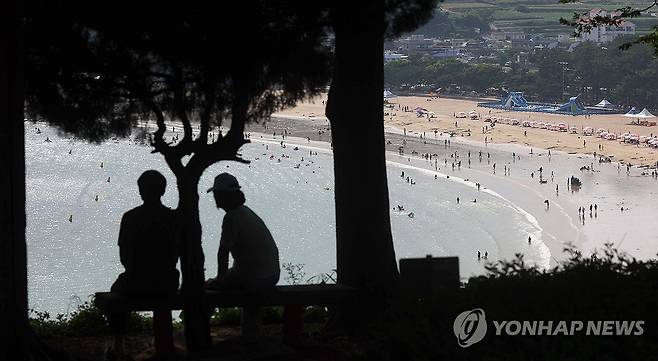 여름 남해 구경 (남해=연합뉴스) 김동민 기자 = 폭염이 이어진 12일 오후 경남 남해군 상주면 상주은모래비치 부근 전망대에서 관광객이 바다를 구경하고 있다. 2025.7.12 image@yna.co.kr
