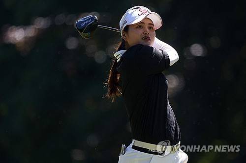 공의 방향을 쫓는 최혜진. [AFP=연합뉴스]