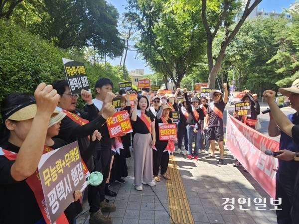 평택 고덕동에서 건물 상가를 분양받은 시민들이 지난 11일 시청 서문 앞에서 항의시위를 펼치고 있다. 이들은 평택시가 분양 승인과 준공 승인 당시 ‘마스터리스’ 분양 구조의 문제점, 시행사 지급 능력 등에 대해 검토 없이 허가를 내줬다고 지적했다. 2025.7.11 평택/김종호기자 kikjh@kyeongin.com