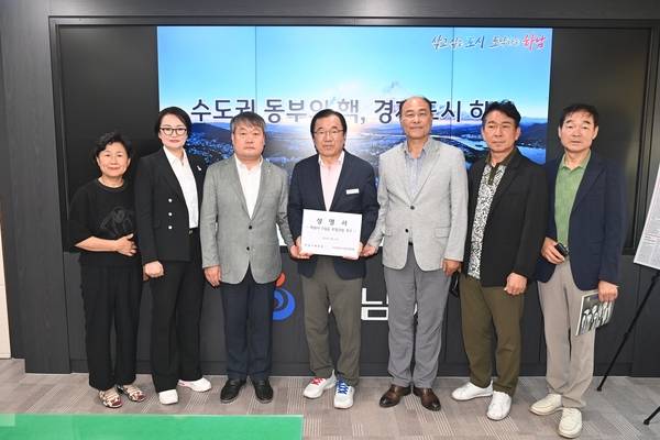 (사)하남시기업인협의회·하남시체육회 임원들이 11일 5성급 호텔 건립을 촉구하는 건의서를 이현재 하남시장에게 전달했다. 2025.7.11 /하남시 제공