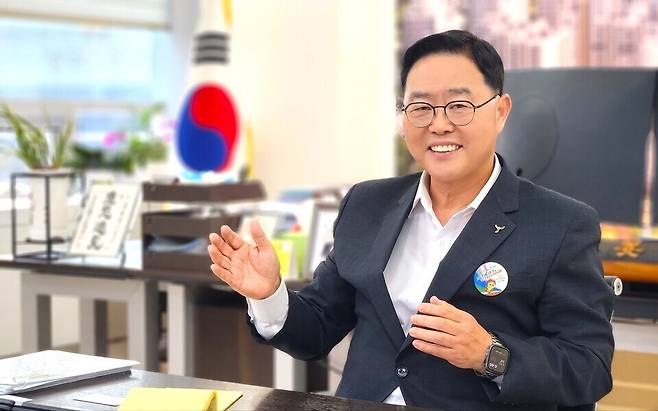 ▲ 강수현 양주시장이 민선 8기 3주년을 맞아 인천일보와 인터뷰에서 양주의 교통정책에 관해 설명하고 있다. 강 시장은 "교통은 인프라가 아니라 시민의 권리"라고 강조했다.