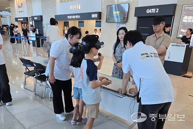지난 12일 화성아트홀에서 열린 '마약폐해예방 문화행사'에 참여한 학생들이 VR체험을 하고있다. 사진=김이래