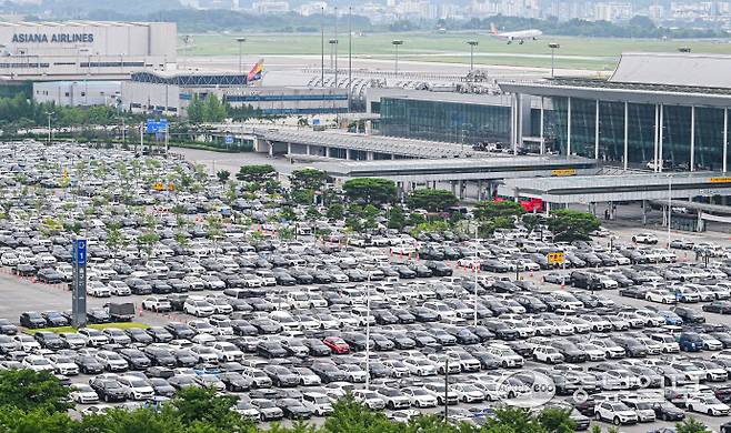 본격적인 여름 휴가철이 시작된 13일 오전 김포국제공항국내선 주차장이 차량들로 가득 차 있다. 임채운기자