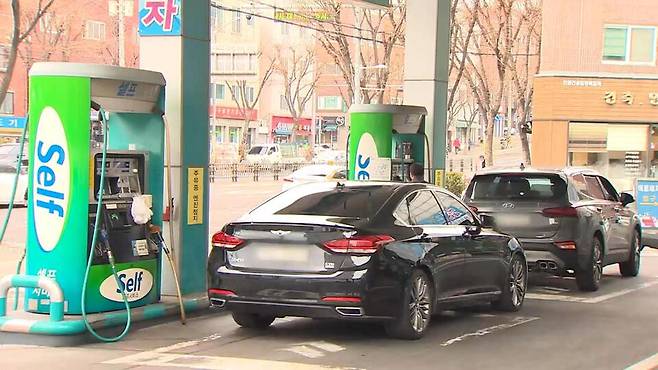 국내 주유소 기름값이 4주 만에 하락세로 돌아섰다. 사진은 운전자들이 주유를 하고 있는 모습.