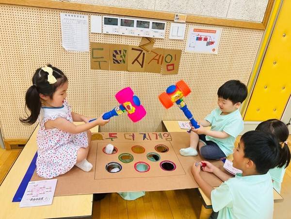 동백유치원에서 진행 중인 '두드림 프로그램'에서 유아들이 두더지 게임을 하고 있다.