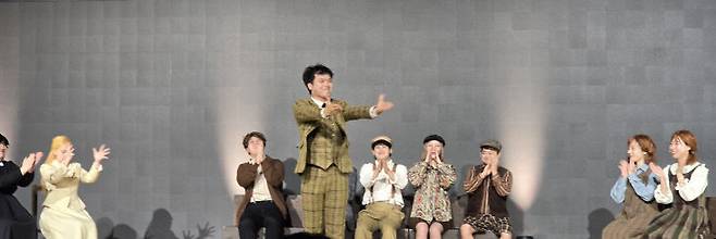 뮤지컬 시카고의 아이들 주연배우들이 공연을 마친 후 관객들에게 인사하고 있다. 드와이트 무디 역을 맡은 주인공 배우가 감사인사를 하고 있다.