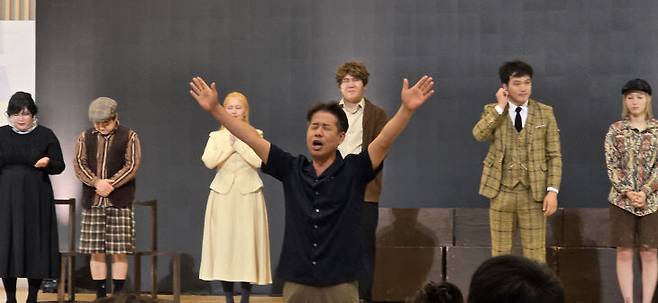 홍한석 하늘문교회 담임목사가 축도하고 있다.