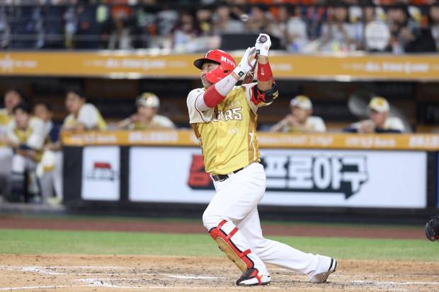 나눔 올스타 김태군(KIA 타이거즈)이 12일 대전 한화생명 볼파크에서 열린 2025 신한 SOL뱅크 KBO 올스타전에서 8회말 2사 주자없는 상황 솔로 홈런을 터뜨리고 있다. KIA 타이거즈 제공