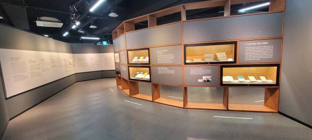 문학관 상설전시실 내부.