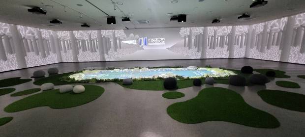 광주문학의 연대기를 미디어아트로 구현한 기획전시실 모습.