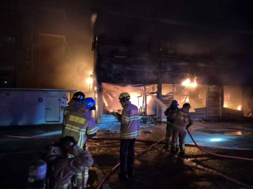 ◇지난 12일 0시23분께 홍천군 남면 양덕원리의 한 마트에서 불이 났다. 사진=강원특별자치도소방본부 제공