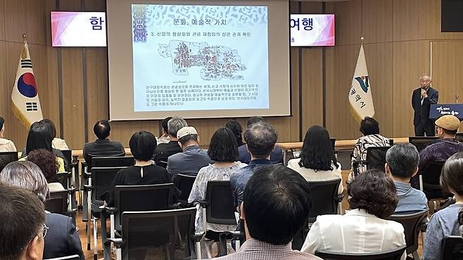 ㈔문화도시울산포럼은 지난 11일 오후 2시 울산시의회 1층 시민홀에서 '함께 떠나는 반구천의 암각화 여행'이라는 제목의 명사 초청 특강 행사를 열었다.