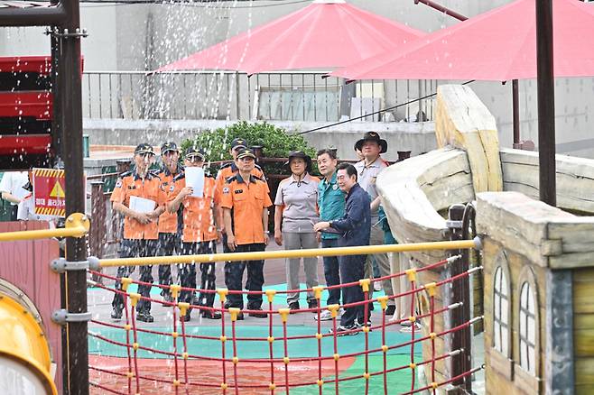 김영길 중구청장과 유대선 중부소방서장이 12일 우정공원물놀이장을 방문해 관계공무원들과 물놀이장 재운영에 따른 현장 점검을 가졌다. 중구 제공