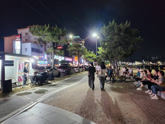 지난 해 포항 영일대해수욕장 해상누각 앞 광장에서 여러 버스커가 앰프와 마이크를 이용해 버스킹을 하고 있다. /경북매일 DB