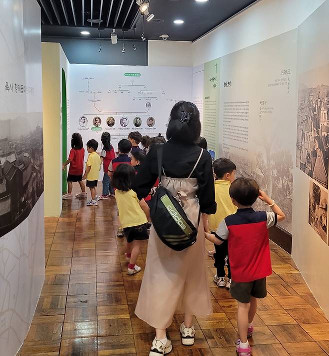 ‘백마 타고 온 초인(超人), 대구 이육사’ 관람 모습. /대구문화예술진흥원 제공
