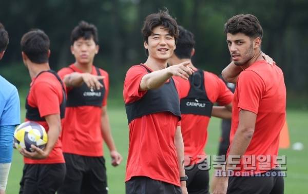 Pohang Steelers Ki Sung -yong has a bright smile while training with the players. Photo = Provided by Pohang Steelers
