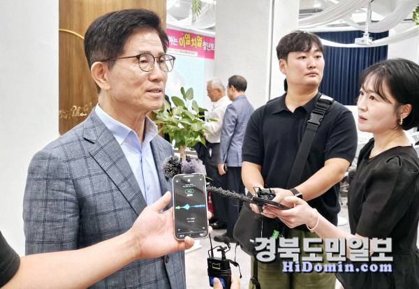 김문수 전 고용노동부 장관이 11일 대구 중구 동문동의 멀티 전시 공간 시교사에서 기자들과 만나 질문에 답하고 있다. 뉴스1