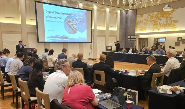 송상근 BPA 사장이 지난 11일 일본 오사카에서 열린 세계항만당국대표자회의에서 부산항 디지털 전환 사례를 발표하고 있다. BPA 제공