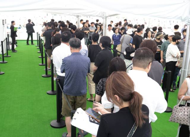 부산 해운대구 재송동 옛 한진 컨테이너 야적장(CY) 부지에 들어서는 ‘르엘 리버파크 센텀’의 견본주택이 지난 11일 문을 열었다. 왼쪽부터 견본주택의 거실, 커뮤니티 시설, 줄을 늘어선 방문객들. 정대현 기자 jhyun@