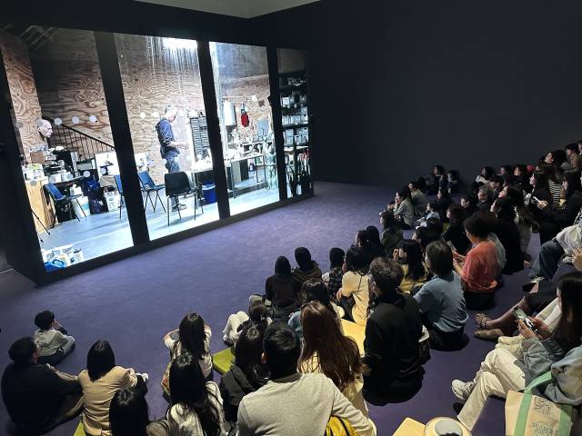 론 뮤익 다큐멘터리를 보고 있는 관람객 모습. 김은영 기자