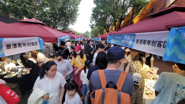 지난 5월 1일 열린 춘추페어 축제 부스에 사람들이 북적이고 있다.