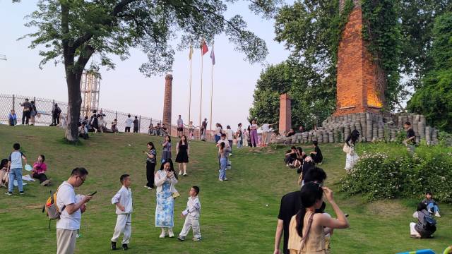 원형석탄가마, 공장 굴뚝이 있는 타오시촨 풍경.